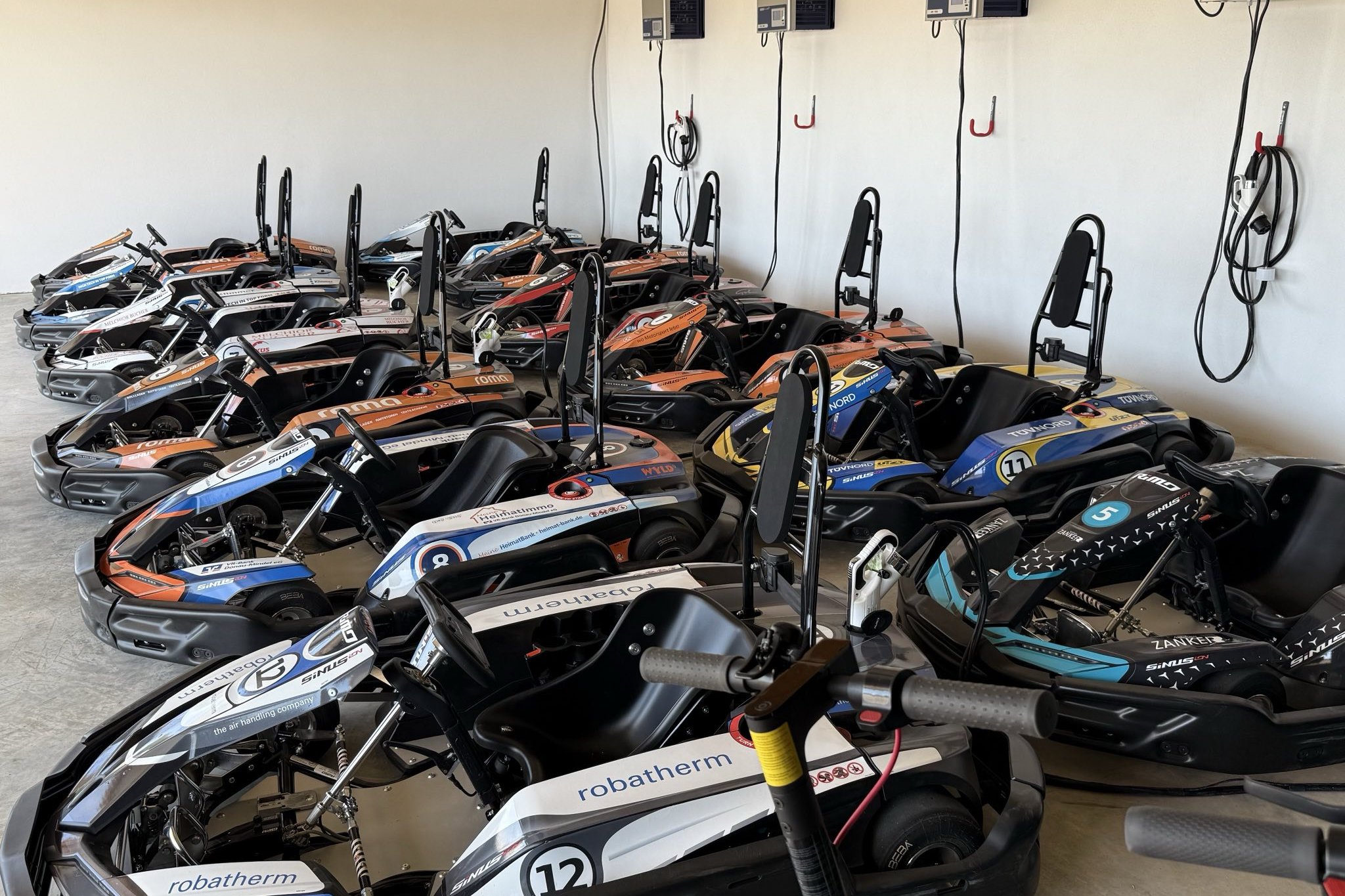 E-Karts in der Garage des Driving Park Burgau